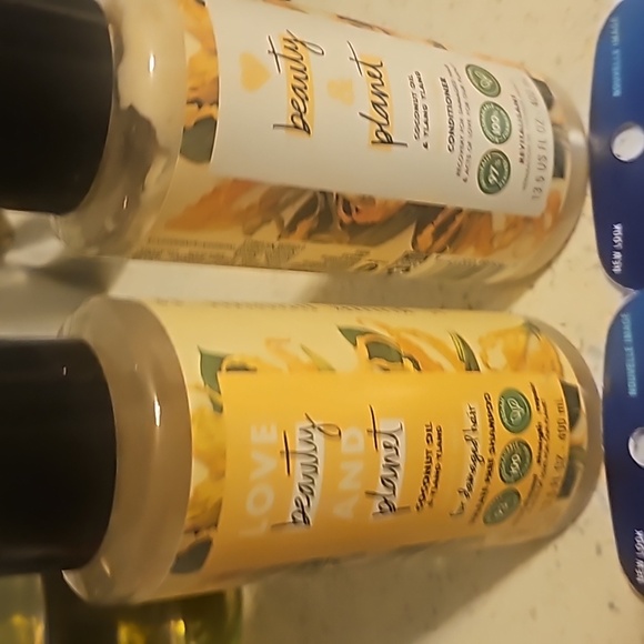 Shampoo/Conditioner, Toothpaste, and Razor Bundle - Picture 4 of 5